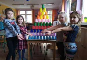 Marysia, Zuzia, Hania, Julka prezentują wieżę z kubków